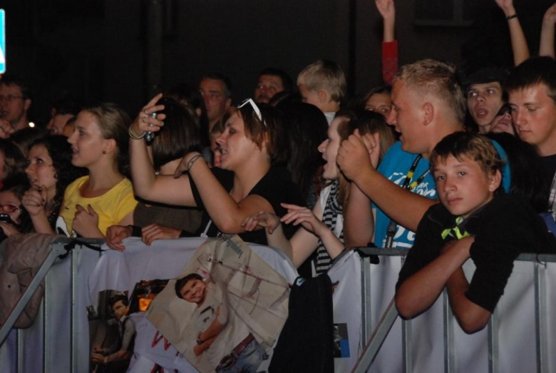 Zdjęcie w galerii na portalu naszwodzislaw.com: Łukasz Zagrobelny na radlińskiej scenie wiadomości z regionu