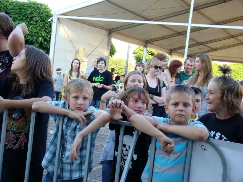 Zdjęcie w galerii na portalu naszwodzislaw.com: Łukasz Zagrobelny na radlińskiej scenie wiadomości z regionu