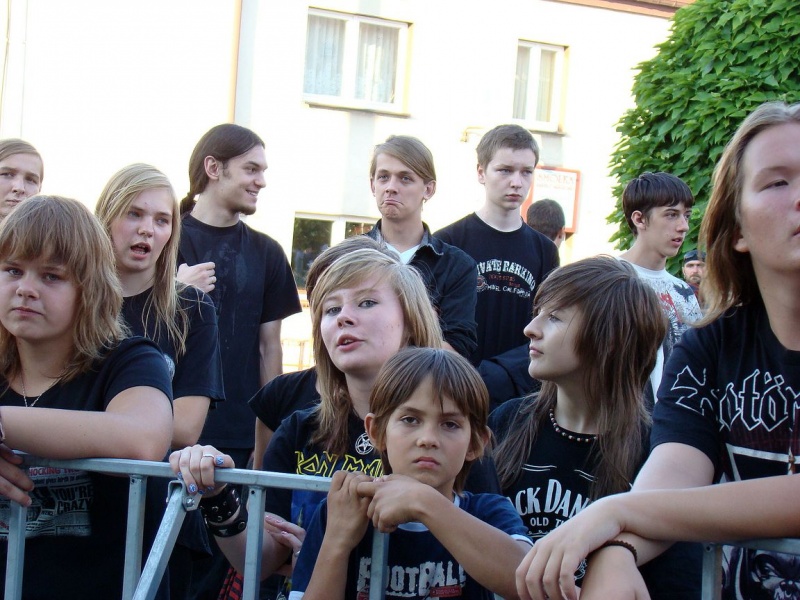 Zdjęcie w galerii na portalu naszwodzislaw.com: Łukasz Zagrobelny na radlińskiej scenie wiadomości z regionu