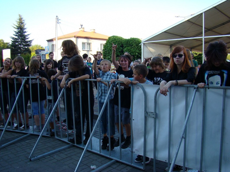 Zdjęcie w galerii na portalu naszwodzislaw.com: Łukasz Zagrobelny na radlińskiej scenie wiadomości z regionu