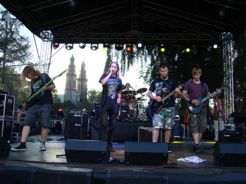 Zdjęcie w galerii na portalu naszwodzislaw.com: Łukasz Zagrobelny na radlińskiej scenie wiadomości z regionu