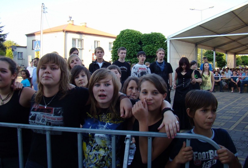 Zdjęcie w galerii na portalu naszwodzislaw.com: Łukasz Zagrobelny na radlińskiej scenie wiadomości z regionu