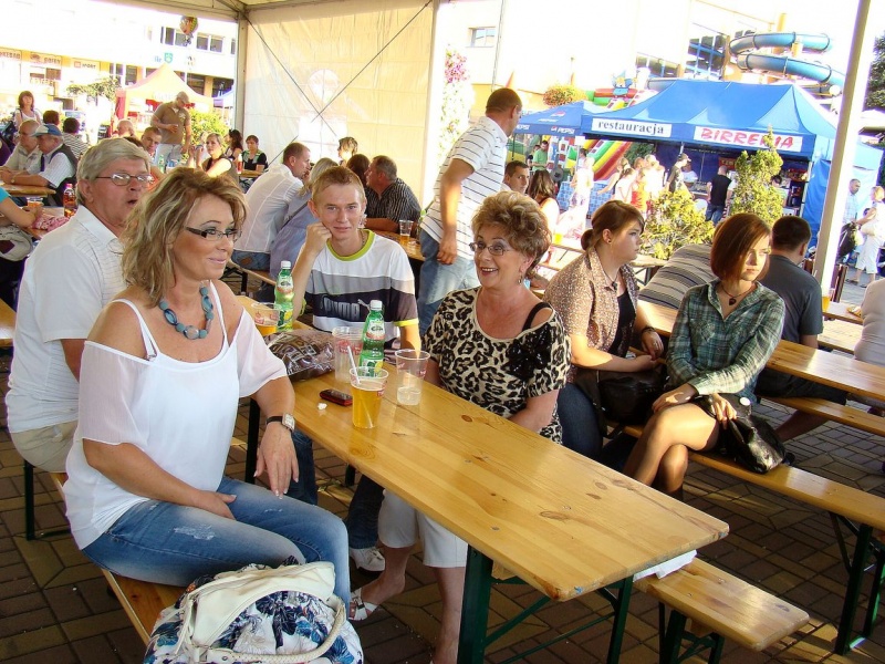 Zdjęcie w galerii na portalu naszwodzislaw.com: Łukasz Zagrobelny na radlińskiej scenie wiadomości z regionu