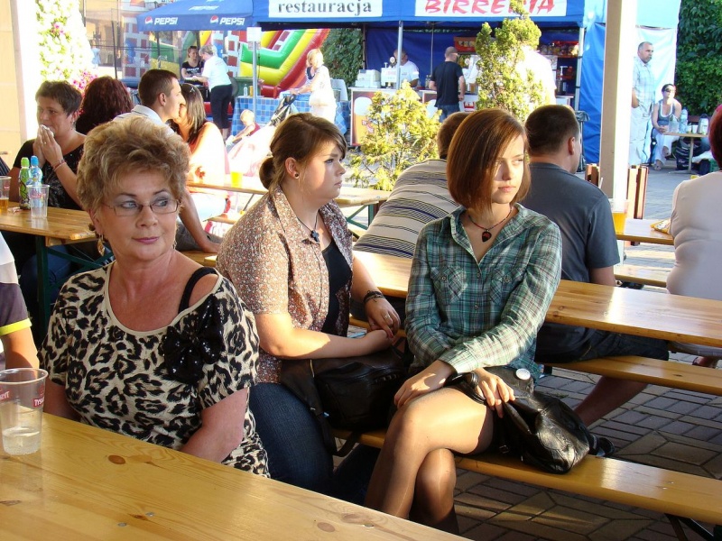 Zdjęcie w galerii na portalu naszwodzislaw.com: Łukasz Zagrobelny na radlińskiej scenie wiadomości z regionu