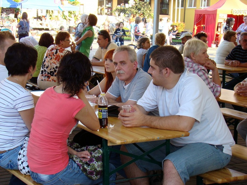 Zdjęcie w galerii na portalu naszwodzislaw.com: Łukasz Zagrobelny na radlińskiej scenie wiadomości z regionu