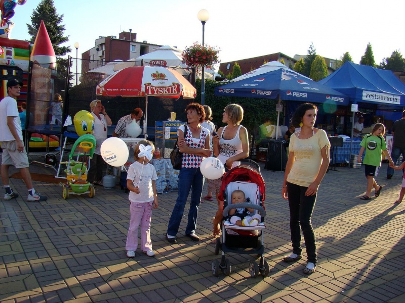 Zdjęcie w galerii na portalu naszwodzislaw.com: Łukasz Zagrobelny na radlińskiej scenie wiadomości z regionu
