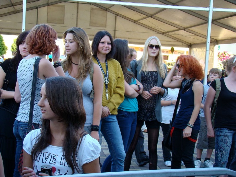 Zdjęcie w galerii na portalu naszwodzislaw.com: Łukasz Zagrobelny na radlińskiej scenie wiadomości z regionu