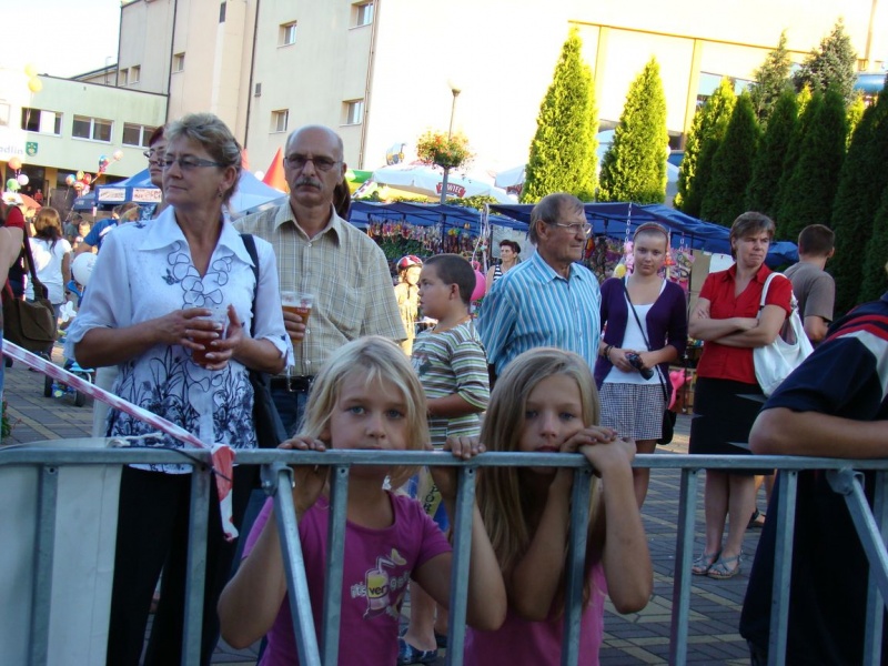 Zdjęcie w galerii na portalu naszwodzislaw.com: Łukasz Zagrobelny na radlińskiej scenie wiadomości z regionu