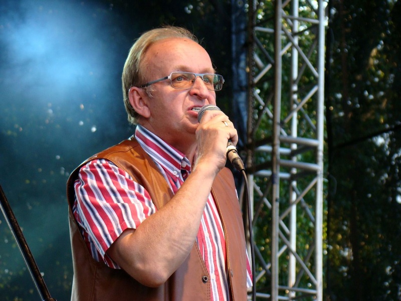 Zdjęcie w galerii na portalu naszwodzislaw.com: Łukasz Zagrobelny na radlińskiej scenie wiadomości z regionu