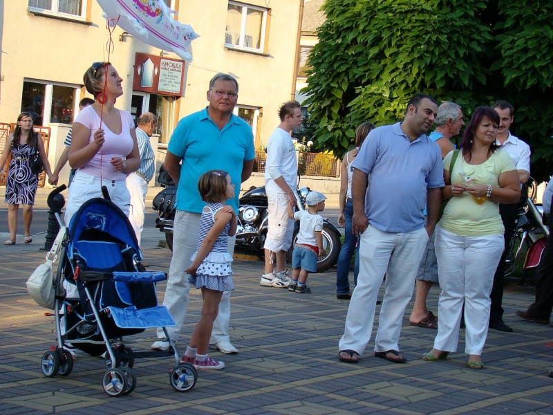 Zdjęcie w galerii na portalu naszwodzislaw.com: Łukasz Zagrobelny na radlińskiej scenie wiadomości z regionu