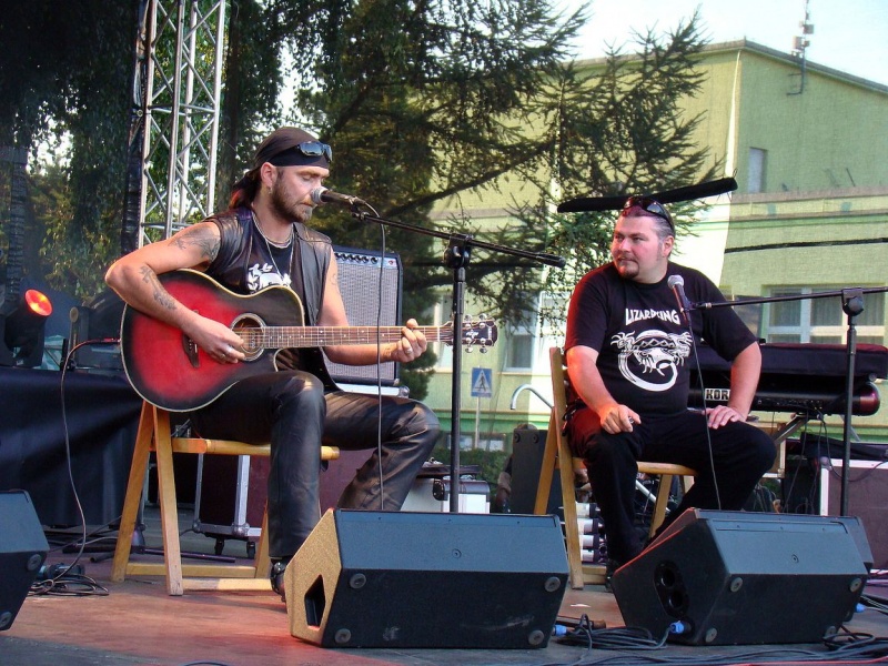 Zdjęcie w galerii na portalu naszwodzislaw.com: Łukasz Zagrobelny na radlińskiej scenie wiadomości z regionu