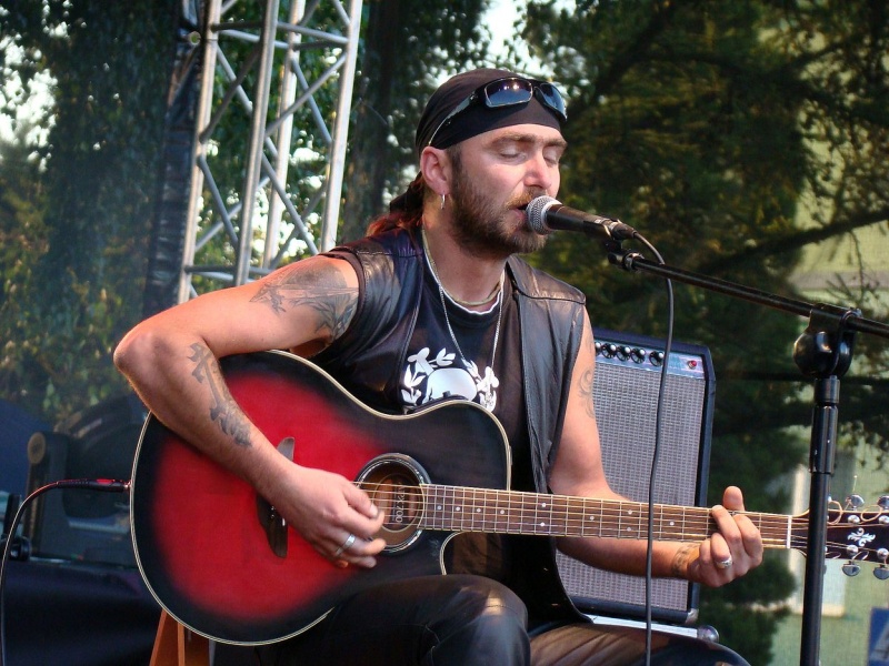 Zdjęcie w galerii na portalu naszwodzislaw.com: Łukasz Zagrobelny na radlińskiej scenie wiadomości z regionu