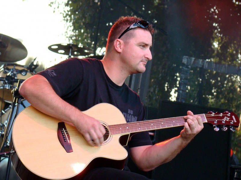 Zdjęcie w galerii na portalu naszwodzislaw.com: Łukasz Zagrobelny na radlińskiej scenie wiadomości z regionu