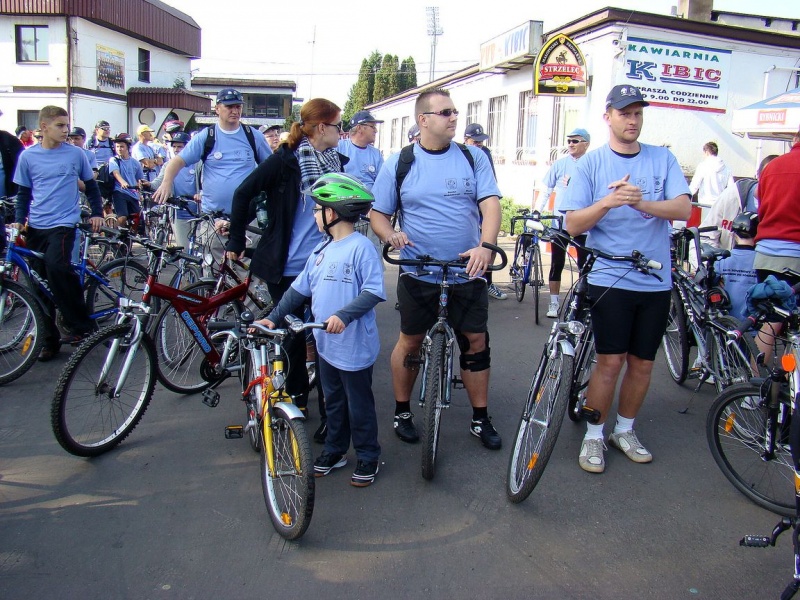 Zdjęcie w galerii na portalu naszwodzislaw.com: Rodzinnie na trasie rajdu rowerowego wiadomości z regionu