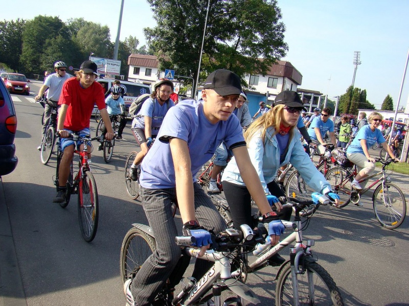 Zdjęcie w galerii na portalu naszwodzislaw.com: Rodzinnie na trasie rajdu rowerowego wiadomości z regionu