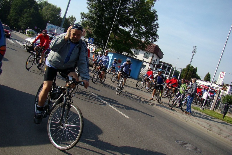 Zdjęcie w galerii na portalu naszwodzislaw.com: Rodzinnie na trasie rajdu rowerowego wiadomości z regionu