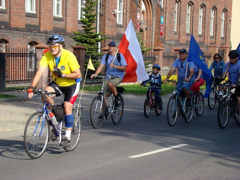 Zdjęcie w galerii na portalu naszwodzislaw.com: Rodzinnie na trasie rajdu rowerowego wiadomości z regionu