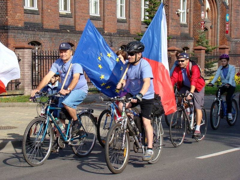 Zdjęcie w galerii na portalu naszwodzislaw.com: Rodzinnie na trasie rajdu rowerowego wiadomości z regionu