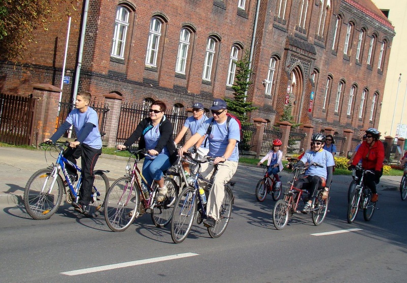 Zdjęcie w galerii na portalu naszwodzislaw.com: Rodzinnie na trasie rajdu rowerowego wiadomości z regionu
