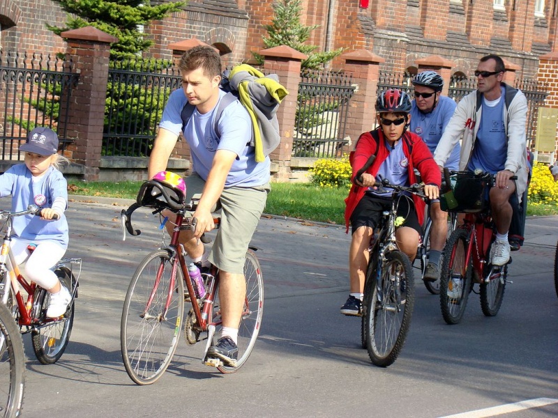 Zdjęcie w galerii na portalu naszwodzislaw.com: Rodzinnie na trasie rajdu rowerowego wiadomości z regionu