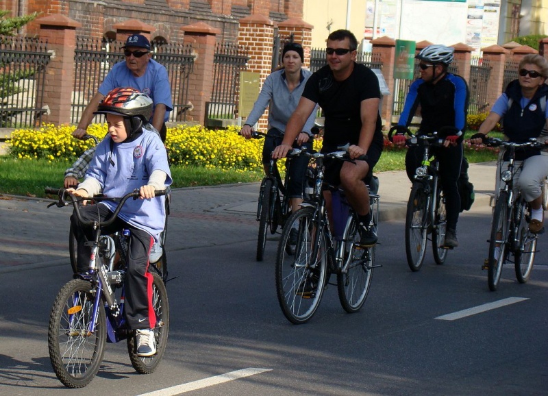 Zdjęcie w galerii na portalu naszwodzislaw.com: Rodzinnie na trasie rajdu rowerowego wiadomości z regionu