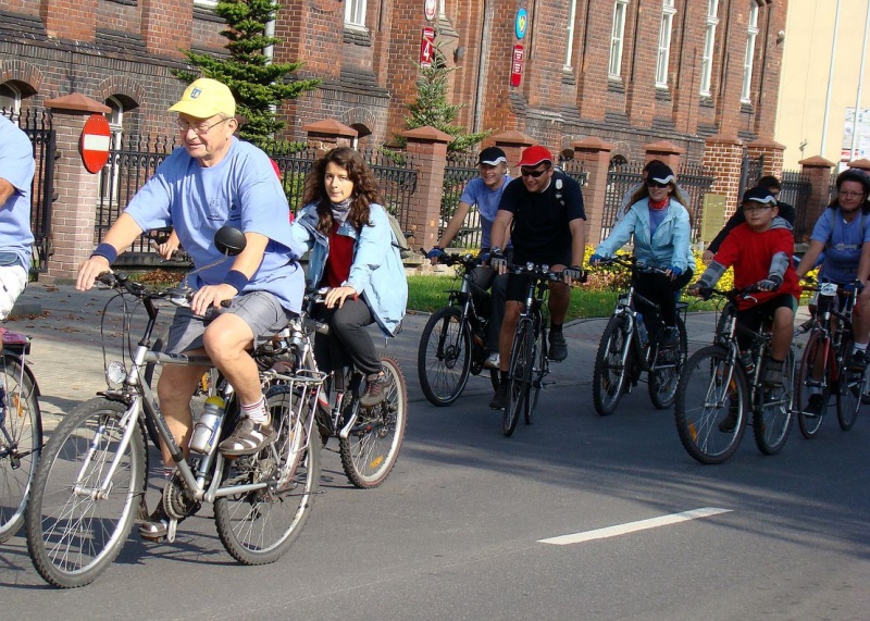 Zdjęcie w galerii na portalu naszwodzislaw.com: Rodzinnie na trasie rajdu rowerowego wiadomości z regionu