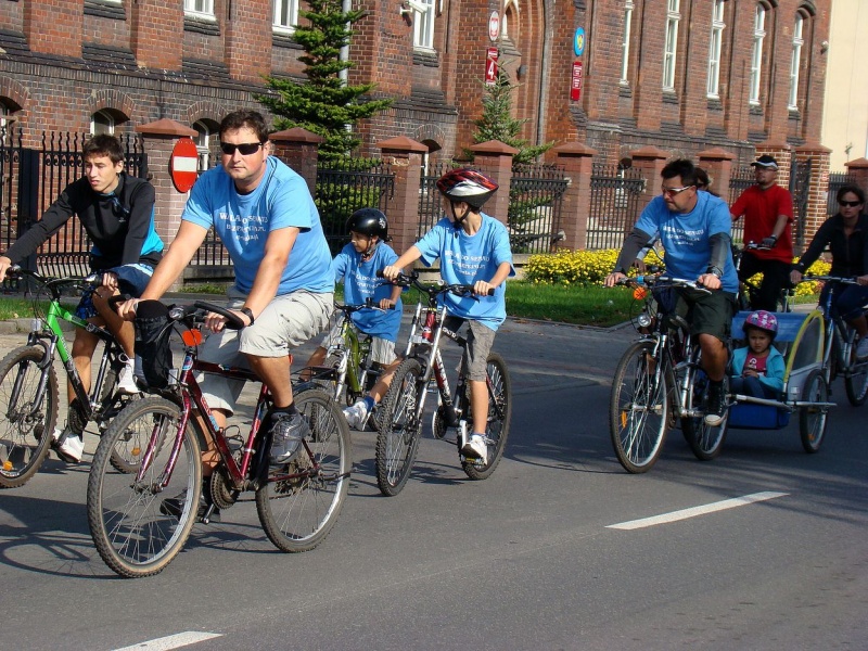 Zdjęcie w galerii na portalu naszwodzislaw.com: Rodzinnie na trasie rajdu rowerowego wiadomości z regionu