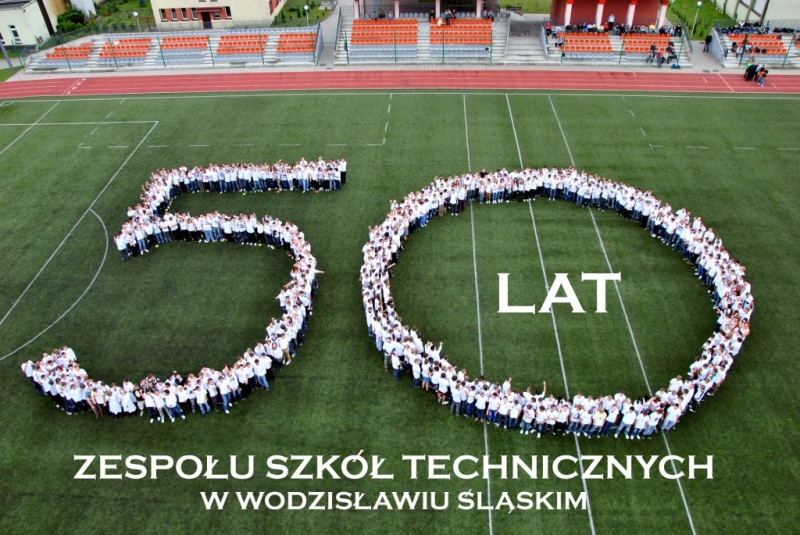 Zdjęcie w galerii na portalu naszwodzislaw.com: Pozowali do zdjęcia na boisku  wiadomości z regionu