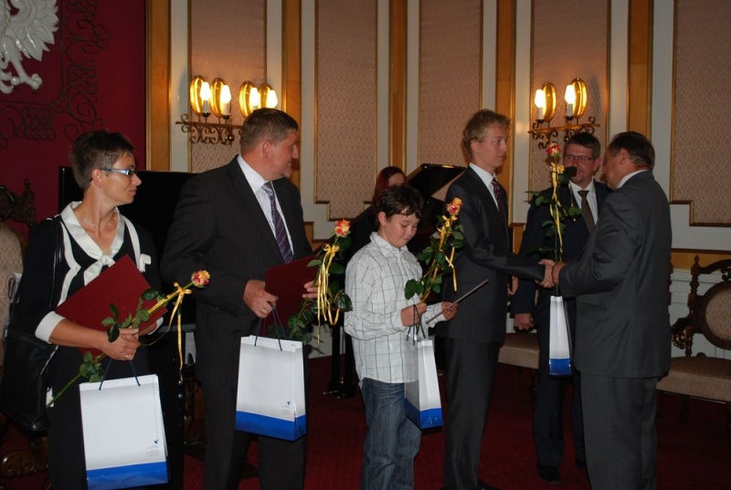 Zdjęcie w galerii na portalu naszwodzislaw.com: Nagrody i stypendia rozdane wiadomości z regionu