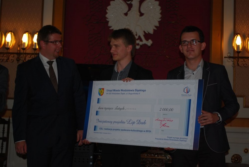 Zdjęcie w galerii na portalu naszwodzislaw.com: Nagrody i stypendia rozdane wiadomości z regionu