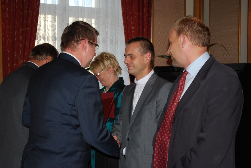 Zdjęcie w galerii na portalu naszwodzislaw.com: Nagrody i stypendia rozdane wiadomości z regionu