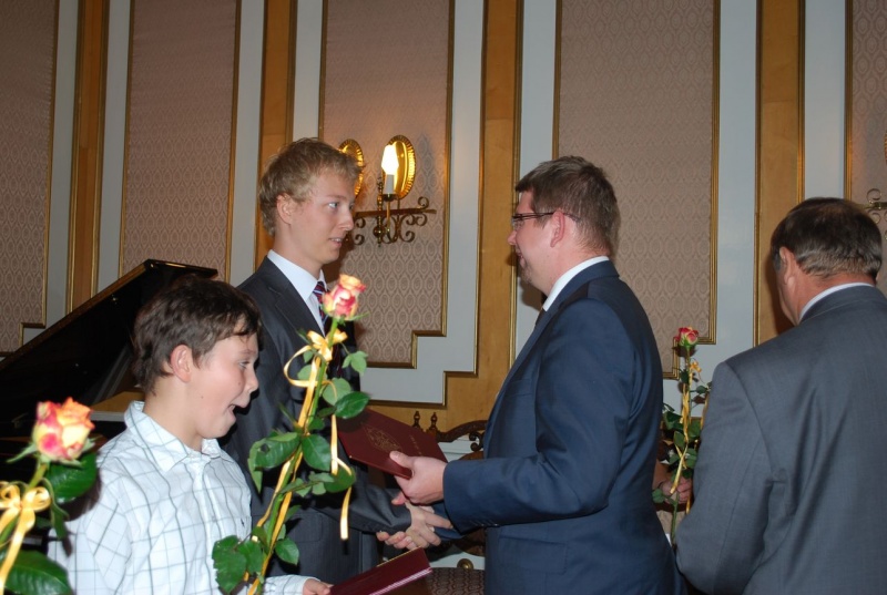 Zdjęcie w galerii na portalu naszwodzislaw.com: Nagrody i stypendia rozdane wiadomości z regionu