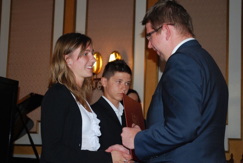 Zdjęcie w galerii na portalu naszwodzislaw.com: Nagrody i stypendia rozdane wiadomości z regionu