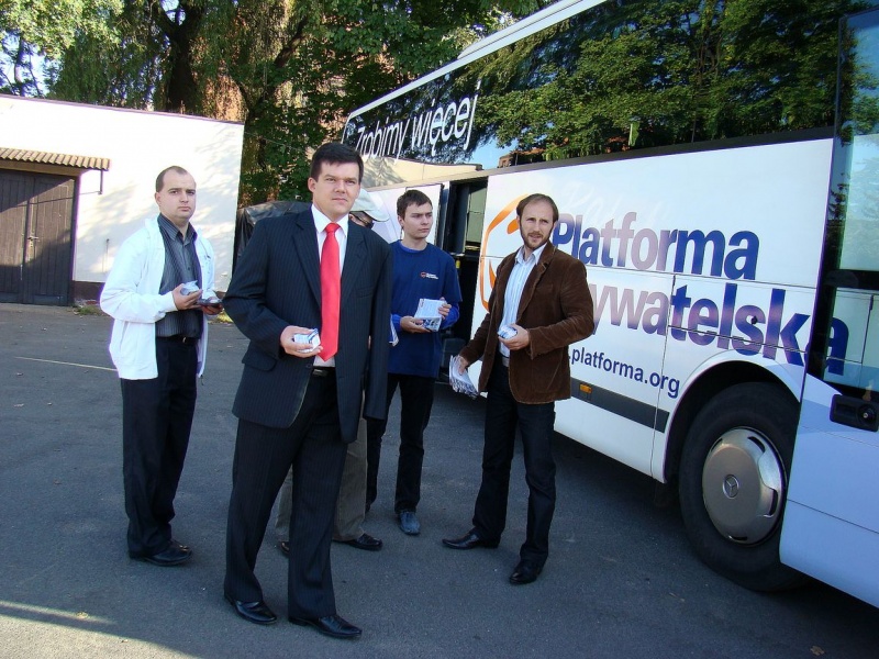 Zdjęcie w galerii na portalu naszwodzislaw.com: Kibice vs. poseł Zawadzki wiadomości z regionu