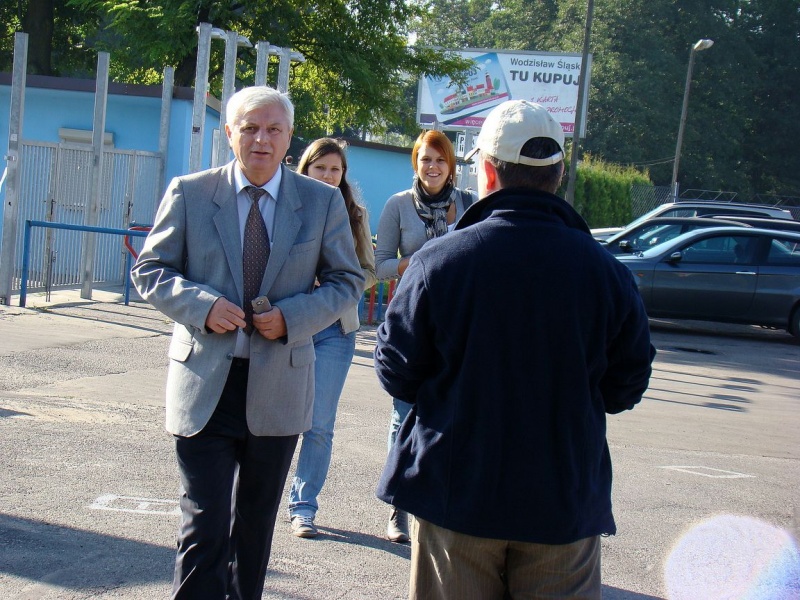 Zdjęcie w galerii na portalu naszwodzislaw.com: Kibice vs. poseł Zawadzki wiadomości z regionu