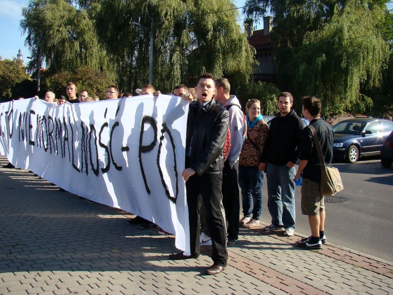 Zdjęcie w galerii na portalu naszwodzislaw.com: Kibice vs. poseł Zawadzki wiadomości z regionu