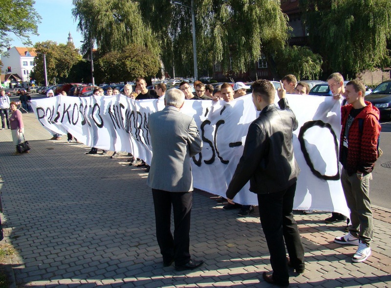 Zdjęcie w galerii na portalu naszwodzislaw.com: Kibice vs. poseł Zawadzki wiadomości z regionu