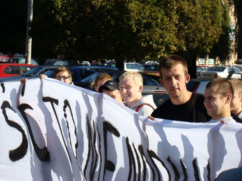 Zdjęcie w galerii na portalu naszwodzislaw.com: Kibice vs. poseł Zawadzki wiadomości z regionu