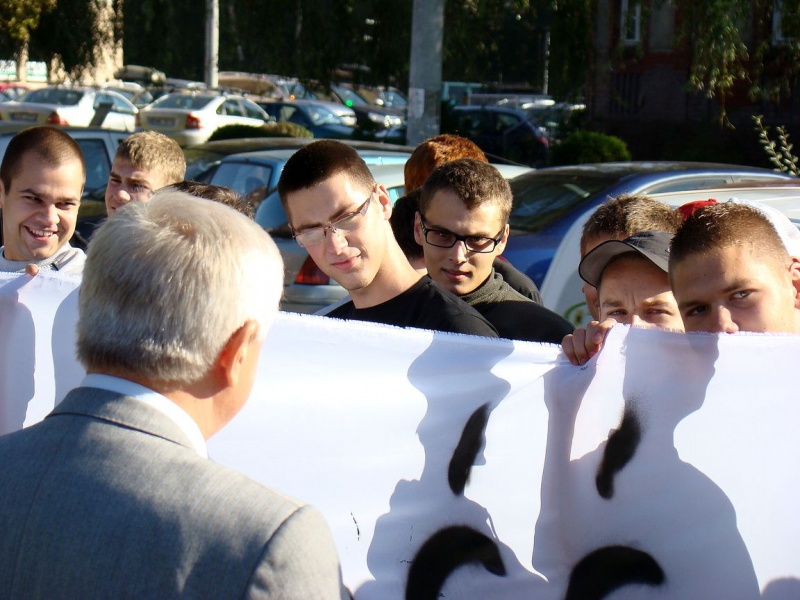 Zdjęcie w galerii na portalu naszwodzislaw.com: Kibice vs. poseł Zawadzki wiadomości z regionu