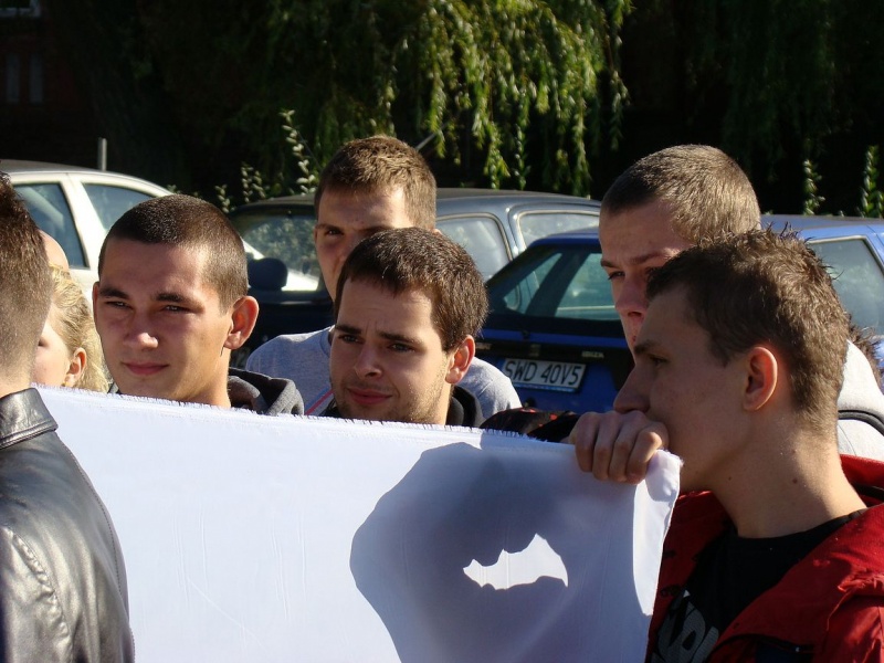 Zdjęcie w galerii na portalu naszwodzislaw.com: Kibice vs. poseł Zawadzki wiadomości z regionu