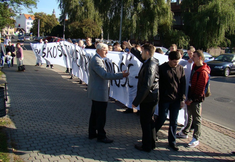 Zdjęcie w galerii na portalu naszwodzislaw.com: Kibice vs. poseł Zawadzki wiadomości z regionu