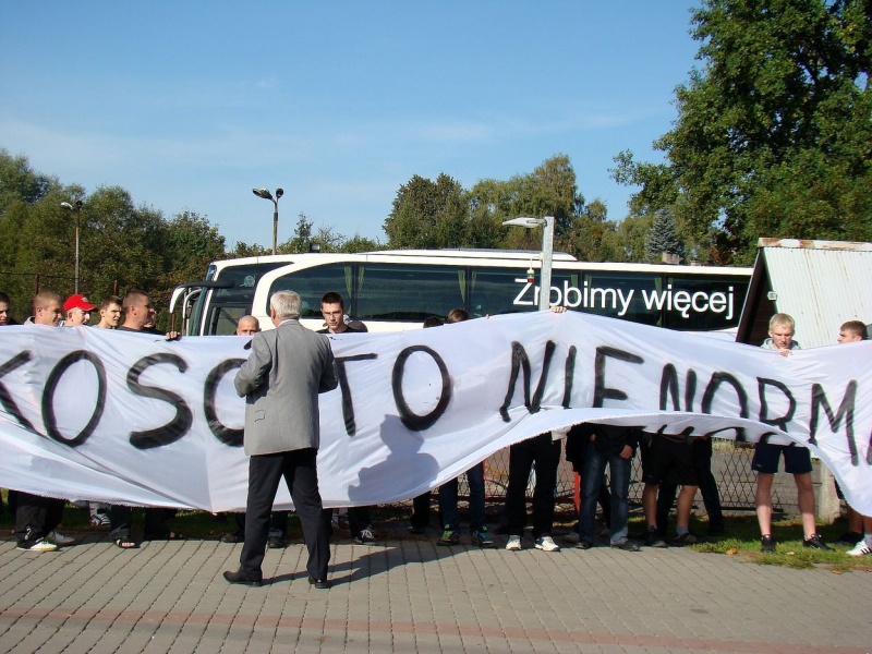 Zdjęcie w galerii na portalu naszwodzislaw.com: Kibice vs. poseł Zawadzki wiadomości z regionu