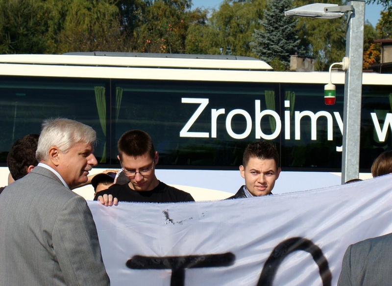 Zdjęcie w galerii na portalu naszwodzislaw.com: Kibice vs. poseł Zawadzki wiadomości z regionu