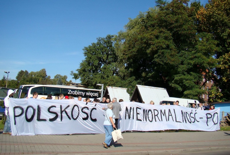 Zdjęcie w galerii na portalu naszwodzislaw.com: Kibice vs. poseł Zawadzki wiadomości z regionu