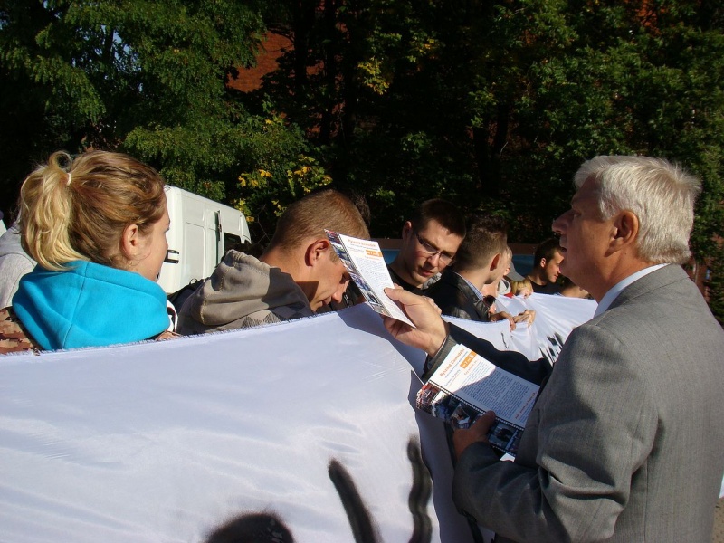 Zdjęcie w galerii na portalu naszwodzislaw.com: Kibice vs. poseł Zawadzki wiadomości z regionu