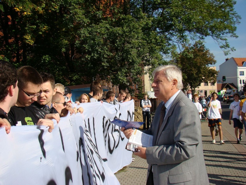 Zdjęcie w galerii na portalu naszwodzislaw.com: Kibice vs. poseł Zawadzki wiadomości z regionu