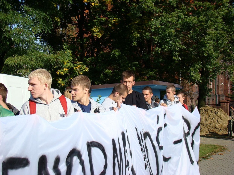 Zdjęcie w galerii na portalu naszwodzislaw.com: Kibice vs. poseł Zawadzki wiadomości z regionu