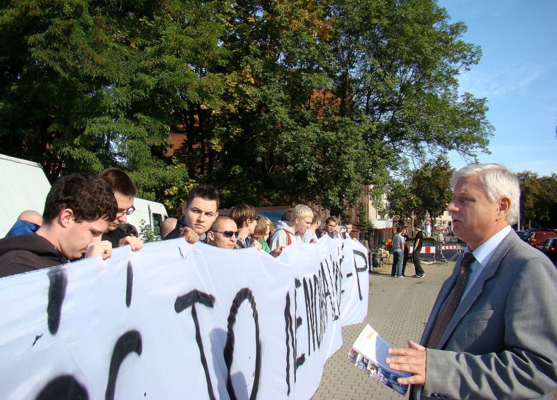 Zdjęcie w galerii na portalu naszwodzislaw.com: Kibice vs. poseł Zawadzki wiadomości z regionu