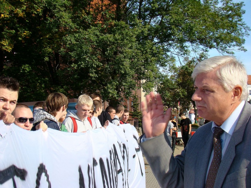 Zdjęcie w galerii na portalu naszwodzislaw.com: Kibice vs. poseł Zawadzki wiadomości z regionu