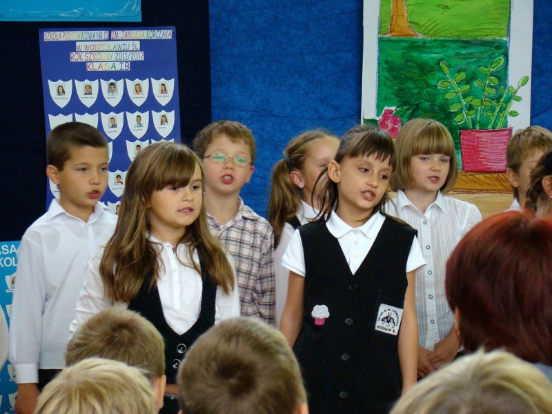 Zdjęcie w galerii na portalu naszwodzislaw.com: Słodko-kwaśne pasowanie na ucznia wiadomości z regionu